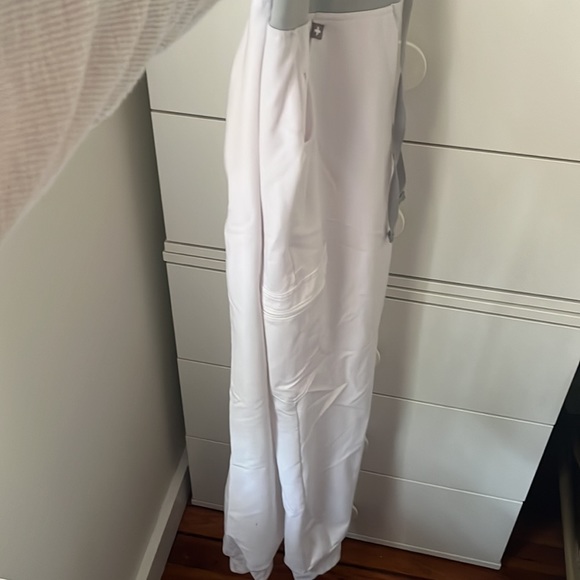 Full pairs (sets) of White Zamora cargo FIGS and Catarina XS tops - Picture 5 of 5